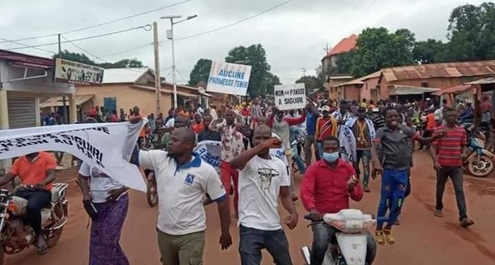 Siguiri : des jeunes dans la rue pour réclamer le retour de l’électricité dans les ménages